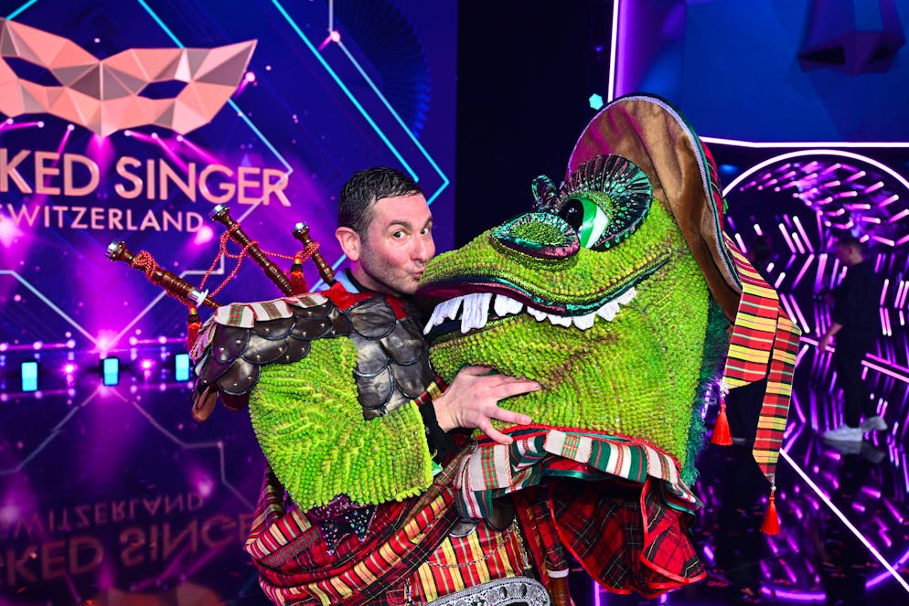 I vincitori di «The Masked Singer Switzerland» 2023. Il secondo posto va allo speaker radiofonico Jontsch Schächter nel ruolo del mostro di Loch Ness.
