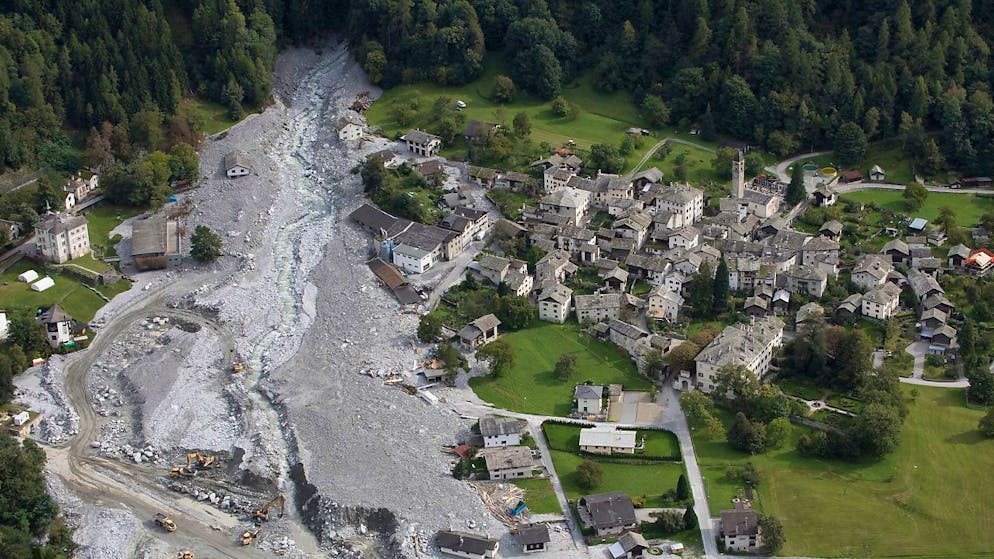 La frana, di proporzioni gigantesche, sfiorò il villaggio grigionese.
