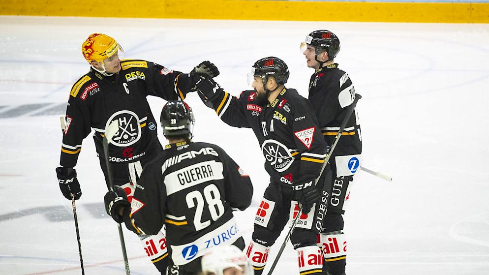Ambri-Piotta nähert sich Spengler-Cup-Form an - Gallery. Der HC Lugano mit Topskorer Calvin Thürkauf (ganz links) spielte sich gegen Ajoie nach einem 0:3-Rückstand in einen Rausch