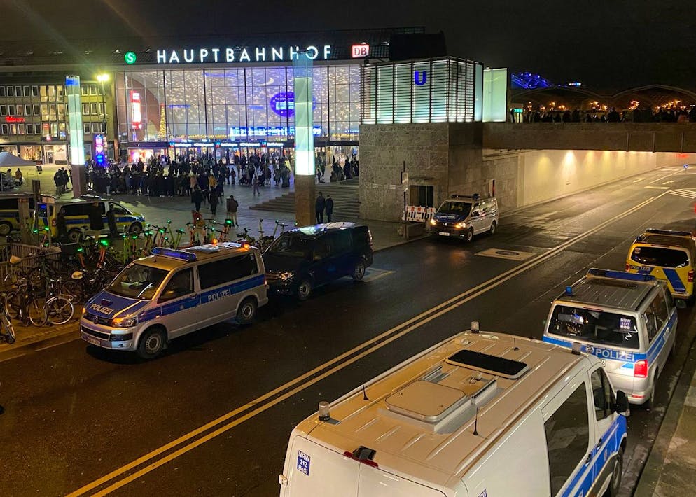 Perquisita la Catterale di Colonia per allarme terrorismo. I visitatori delle funzioni religiose della Cattedrale di Colonia e i turisti dovranno prepararsi a un aumento degli standard di sicurezza nei prossimi giorni. La polizia adotterà speciali misure di protezione a causa di una segnalazione di pericolo, hanno annunciato le autorità il 23 dicembre 2023.