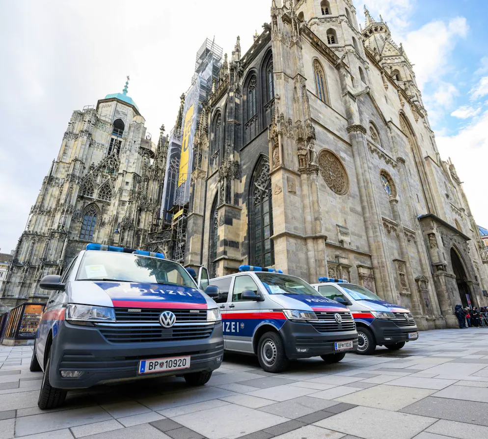 Nach Hinweisen auf einen möglichen Anschlagsplan einer islamistischen Gruppe in Wien wurden am Sonntag die Sicherheitsmassnahmen unter anderem rund um den Stephansdom verstärkt.