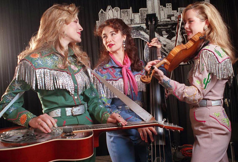 La musicista statunitense Laura Lynch (al centro) è morta in un incidente stradale. Insieme alle sorelle Emily Robison (a sinistra) e Martie Maguire, aveva fondato la band «The Dixie Chicks» (oggi: "The Chicks").