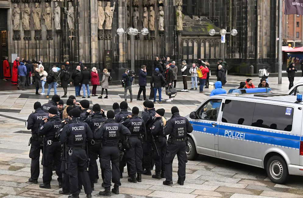 Auch in Köln patrouillieren Polizisten am Eingang des Doms, nachdem am Samstag Hinweise auf einen möglichen Anschlag eingegangen sind.