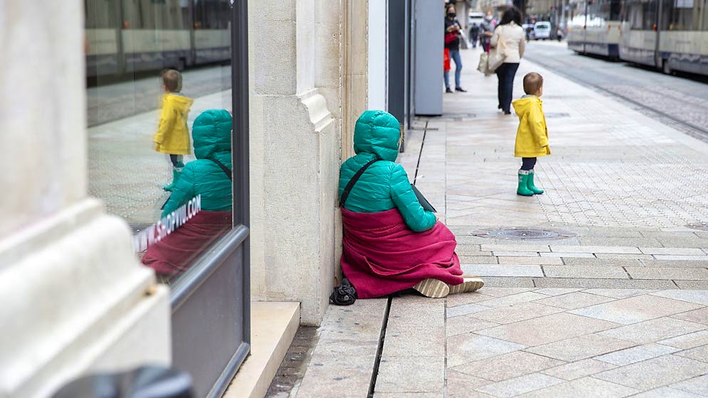Una mendicante a Ginevra. (Foto simbolica)