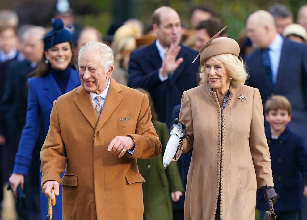 I reali britannici 2023 ispirano a Sandringham. Re Carlo III (a sinistra) e la regina Camilla assistono alla funzione nella chiesa di St Mary Magdalene.