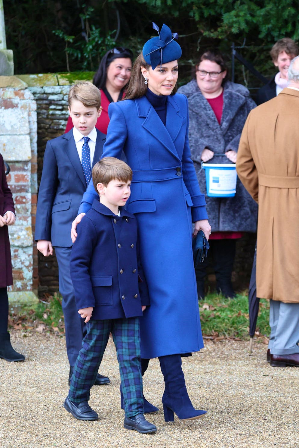 I reali britannici 2023 ispirano a Sandringham. La principessa Catherine appoggia la mano protettiva sulla spalla del figlio minore, il principe Louis.