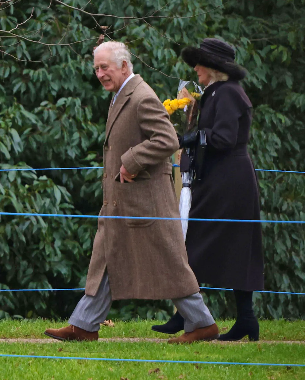 König Charles und Königin Camilla auf dem Weg zur Messe am 24. Dezember.