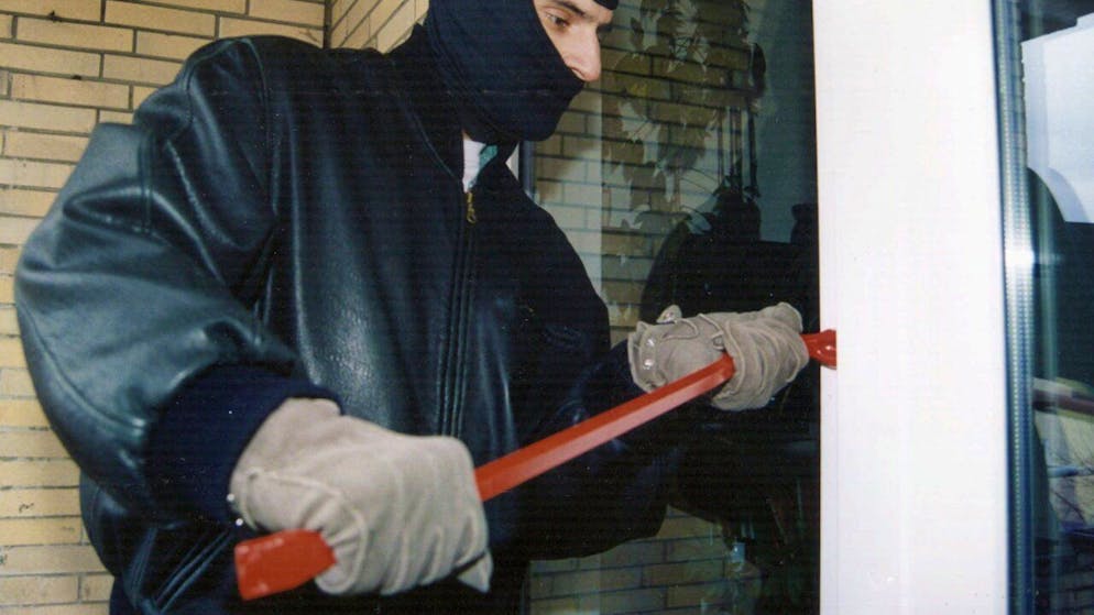 Die Polizei hat in Langnau am Albis ZH zwei Einbrecher in flagranti verhaftet. (gestellte Szene)