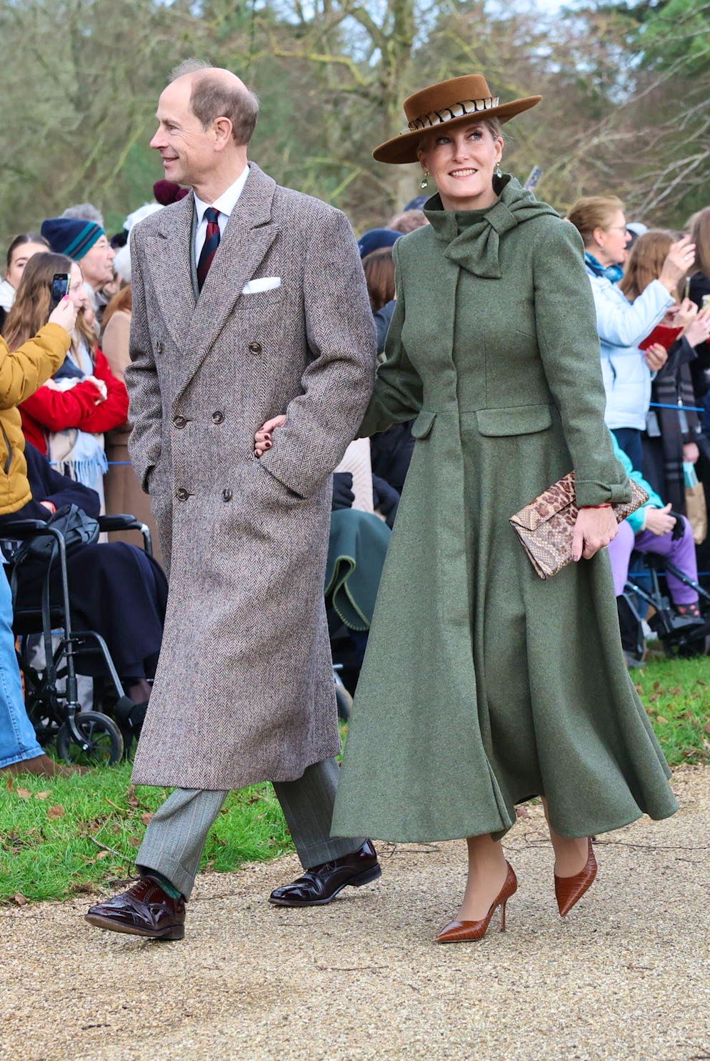 I reali britannici 2023 ispirano a Sandringham. Anche il duca e la duchessa di Edimburgo si sono recati in chiesa questa mattina con il resto della famiglia.