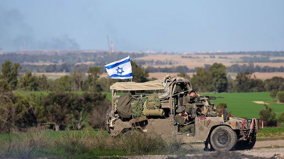 Soldati israeliani di pattuglia vicino al confine con Gaza.