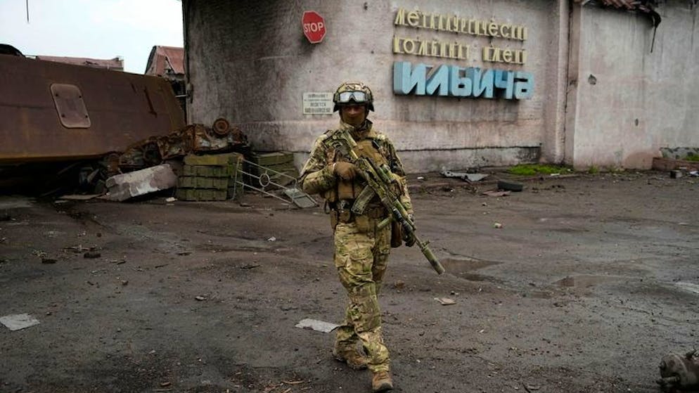 Un soldato russo pattuglia un'area distrutta dello stabilimento siderurgico di Mariupol Ilyich. Il Cremlino recluta i criminali dai campi di prigionia per la guerra contro l’Ucraina (foto d'archivio).