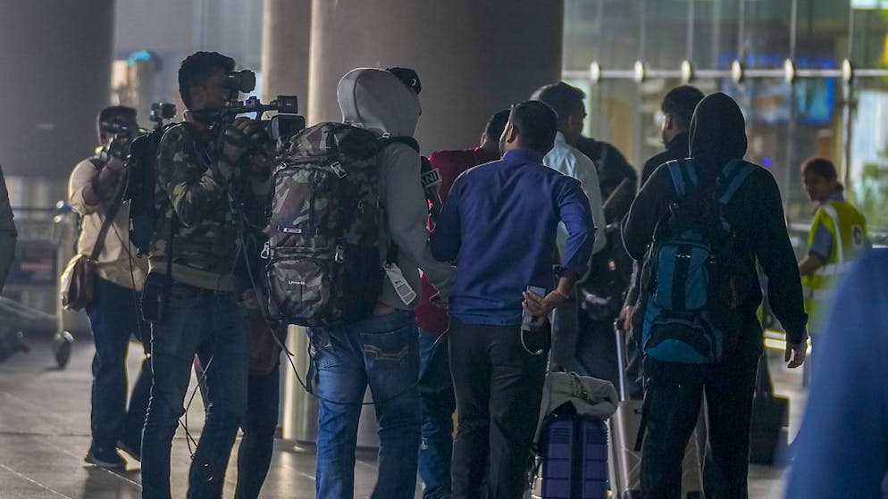 Alcuni passeggeri dopo l'atterraggio a Mumbai.