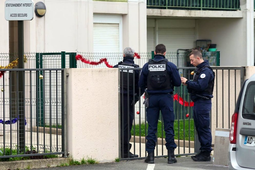 La polizia francese di fronte all'edificio dove sono stati trovati i cinque corpi morti a Meaux, vicino a Parigi.