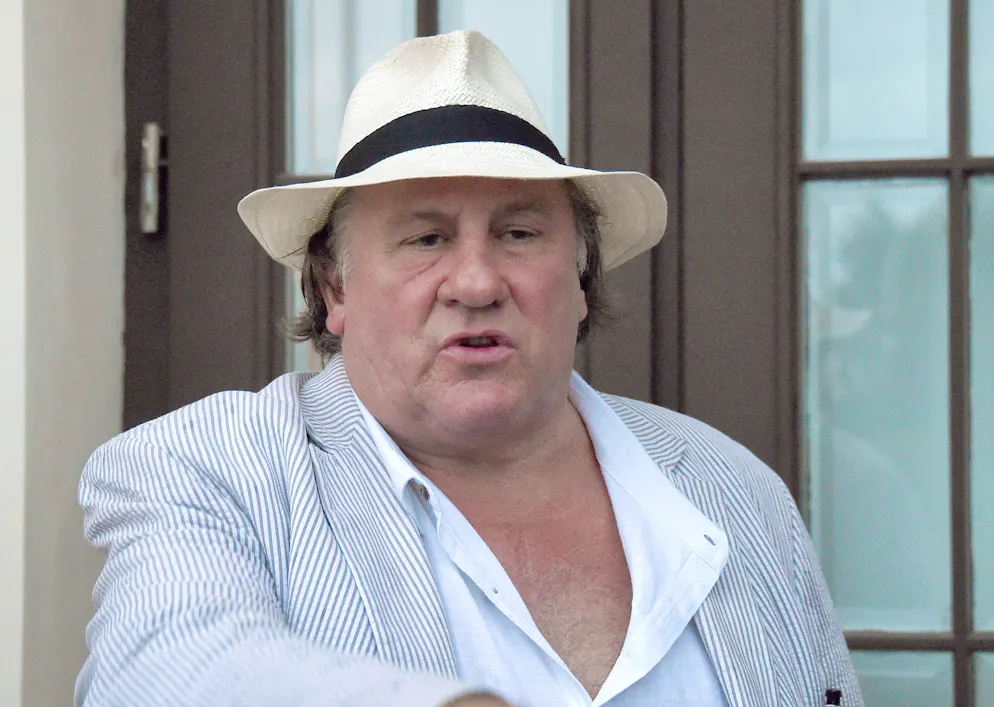 Der französische Schauspieler Gérard Depardieu wurde von der Polizei auf die Wache geladen. Es geht um neue Vorwürfe.