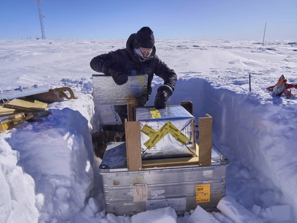 Matthias Jaggi baut die Metamorphosebox mit dem Schneeblock fertig.