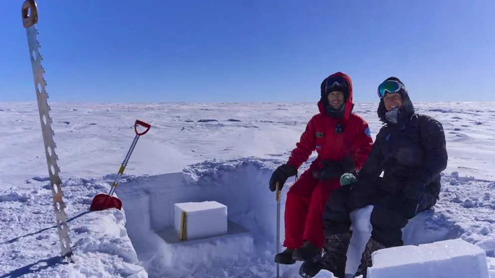 Forschungsstation Dome Concordia. Schweizer Ingenieur joggt bei minus 20 Grad in der Antarktis