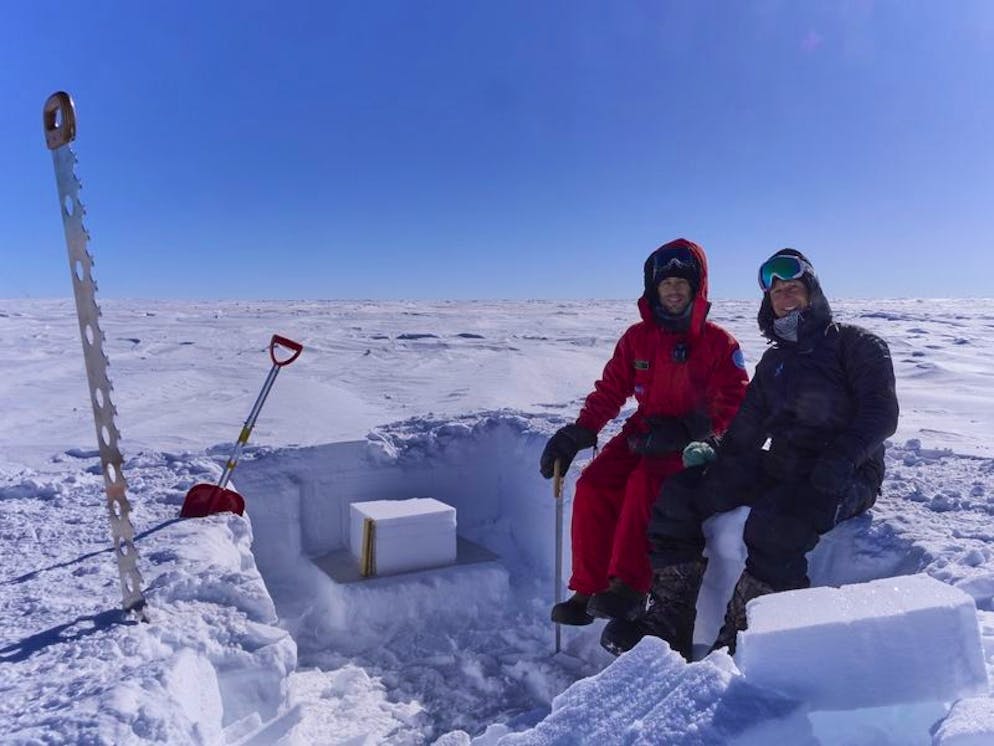 Matthias Jaggi (r) mit dem freiwilligen Helfer Marco Buttu beim Sägen von Schneeblöcken.