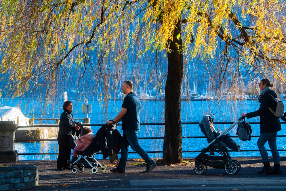 Uno scorcio di Locarno con alcune persone che si godono il calore del sole in riva al Lago Maggiore il 23 dicembre.