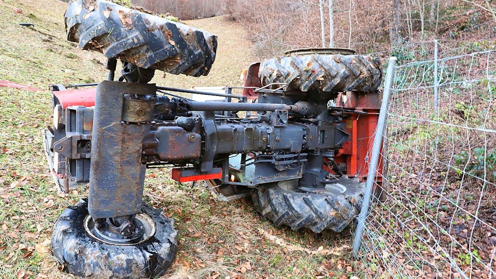 Il trattore è scivolato lungo un pendio ribaltandosi più volte.