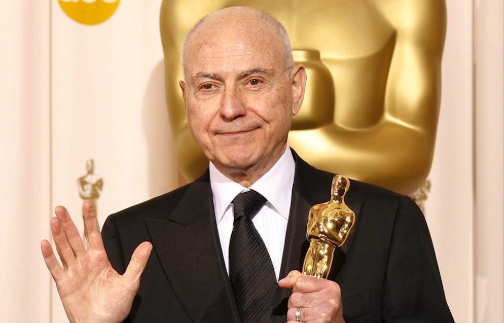 Ecco le personalità celebri o di spicco che ci hanno lasciato nel 2023. Alan Arkin muore il 29 giugno. Attore e regista statunitense, vince il premio Oscar al miglior attore non protagonista per Little Miss Sunshine (2006). Negli utlimi anni ha recitato in numerosi film che hanno ottenuto ottimi riscontri nel pubblico come «Io & Marley» con Jennifer Aniston e Owen Wilson e il pluripremiato «Argo» di e con Ben Affleck. Una delle sue ultime pellicole è stata «Insospettabili sospetti» (2017) di Zach Braff, al fianco di altri due mostri sacri del cinema: Michael Caine e Morgan Freeman. Arkin s'è spento a 89 anni, a seguito di problemi cardiaci di cui soffriva da tempo.