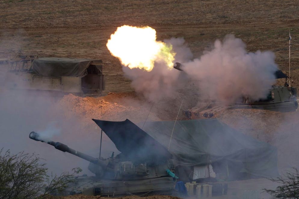 Un'unità di artiglieria israeliana spara da una posizione vicino al confine tra Israele e Gaza, nel sud del Paese.