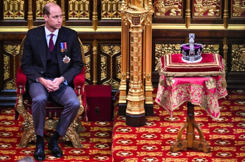 Die Zukunft der Monarchien: Wer in Europa auf den Thron wartet. Prinz William, Herzog von Cambridge, sitzt bei der Eröffnung des Parlaments im House of Lords neben der Krone auf seinem Platz. Er wird der nächste König Grossbritanniens.