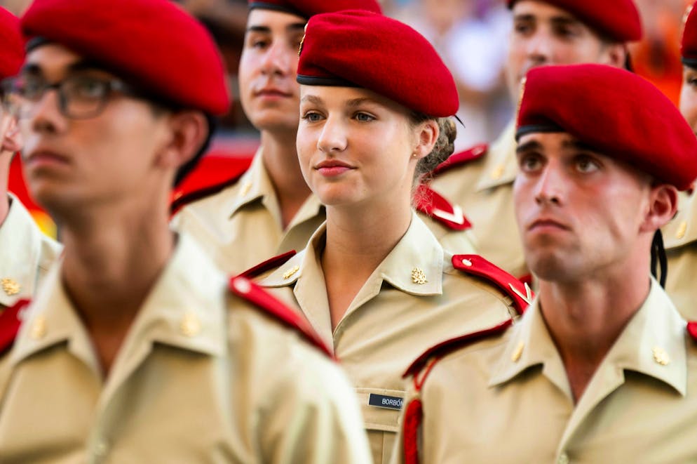 Prinzessin Leonor von Spanien bei der Kranzniederlegung vor der Statue der Nuestra Senora del Pilar in Saragossa im Oktober 2023.