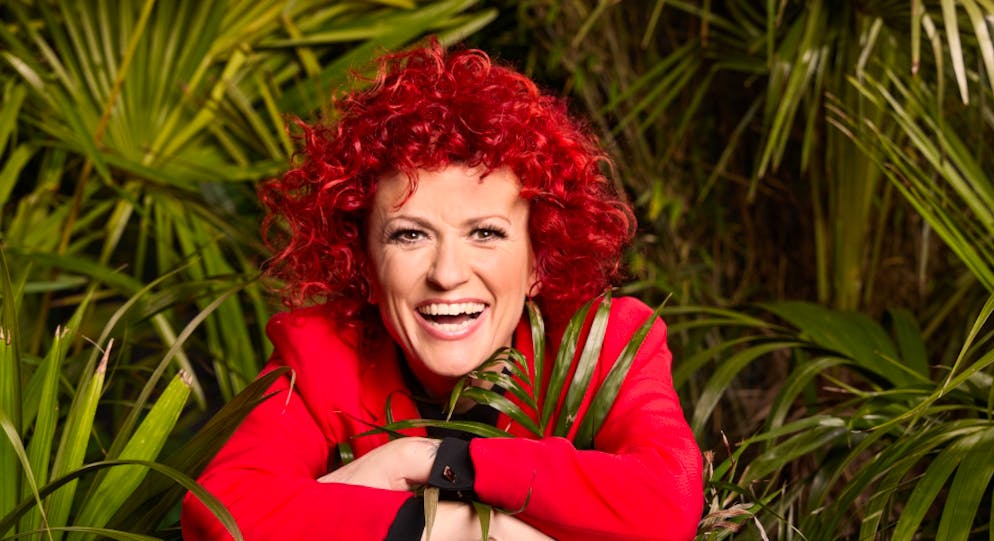 Dschungelcamp 2024: Diese Promis sind dabei und das nehmen sie mit. «No Angels»-Sängerin  Lucy Diakovska (47) sagt: «Ich brauche einen persönlichen Gewinn in meinem Leben.» Luxusartikel: Ohrstöpsel und Kissen.