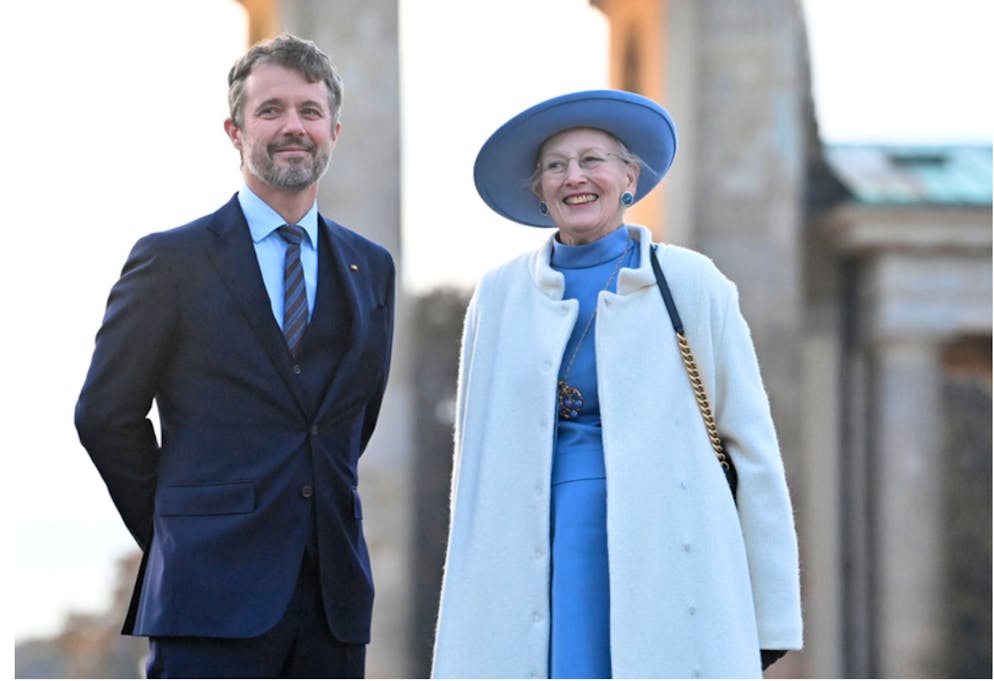 Die Zukunft der Monarchien: Wer in Europa auf den Thron wartet. Frederik, Kronprinz von Dänemark und Königin Margrethe II. von Dänemark stehen vor dem Brandenburger Tor. Er wird der Thronfolger. 