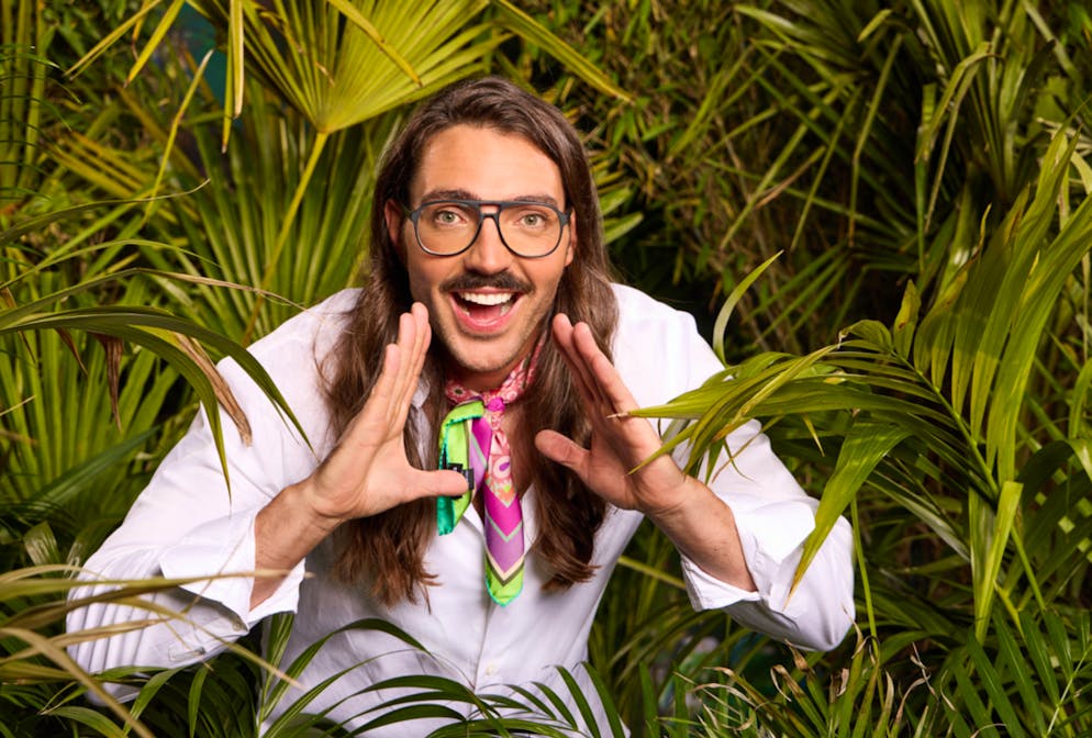 Dschungelcamp 2024: Diese Promis sind dabei und das nehmen sie mit. Reality-Sternchen Fabio Knez (30): «Ich gehe für mich in den Dschungel. Ich beweise es mir.» Luxusartikel. Badeschlappen und Haarbürste.