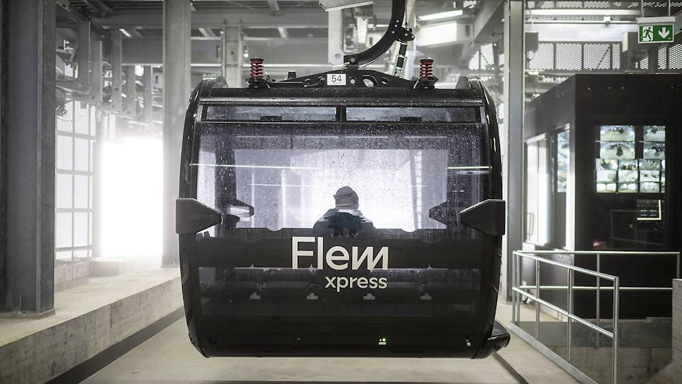 Una gondola ferma alla stazione intermedia di Foppa.