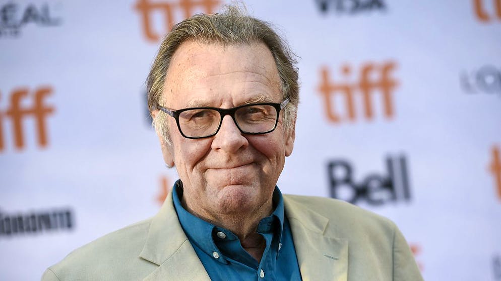 Ecco le personalità celebri o di spicco che ci hanno lasciato nel 2023. Tom Wilkinson se ne va all'improvviso il 30 dicembre a 75 anni. L'attore britannico è celebre per i suoi ruoli in film come «Full Monty», «Shakespeare In Love» e «Marigold Hotel» e quello del mafioso Carmine Falcone in «Batman Begins», diretto da Christopher Nolan. Notevole pure la sua interpretazione come l'avvocato Arthur, co-protagonista con George Clooney nel thriller giudiziario «Michael Clayton», che gli valse nel 2008 la seconda candidatura agli Oscar (come miglior attore non protagonista). La prima l'aveva ricevuta nel 2001 per «In the Bedroom». Ha inoltre ricevuto sei nomination ai BAFTA, vincendone uno come miglior attore non protagonista in «Full Monty». Ha recitato in oltre 130 film.