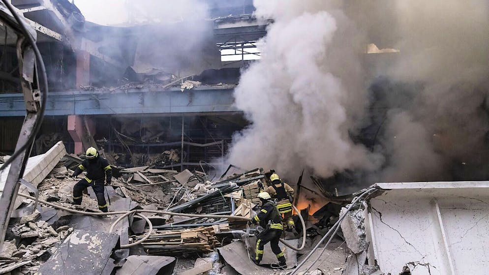 Un complesso residenziale ucraino distrutto ieri dalle bombe russe.