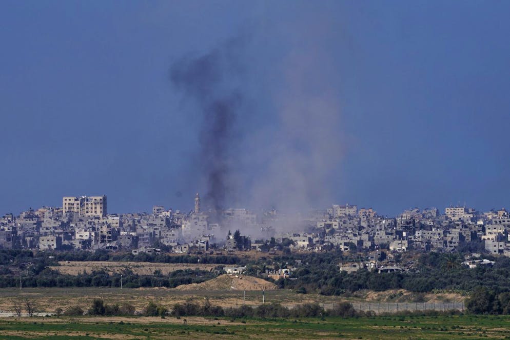 Fumo dal campo di battaglia nella Striscia di Gaza, visto dal sud di Israele, sabato 30 dicembre 2023.