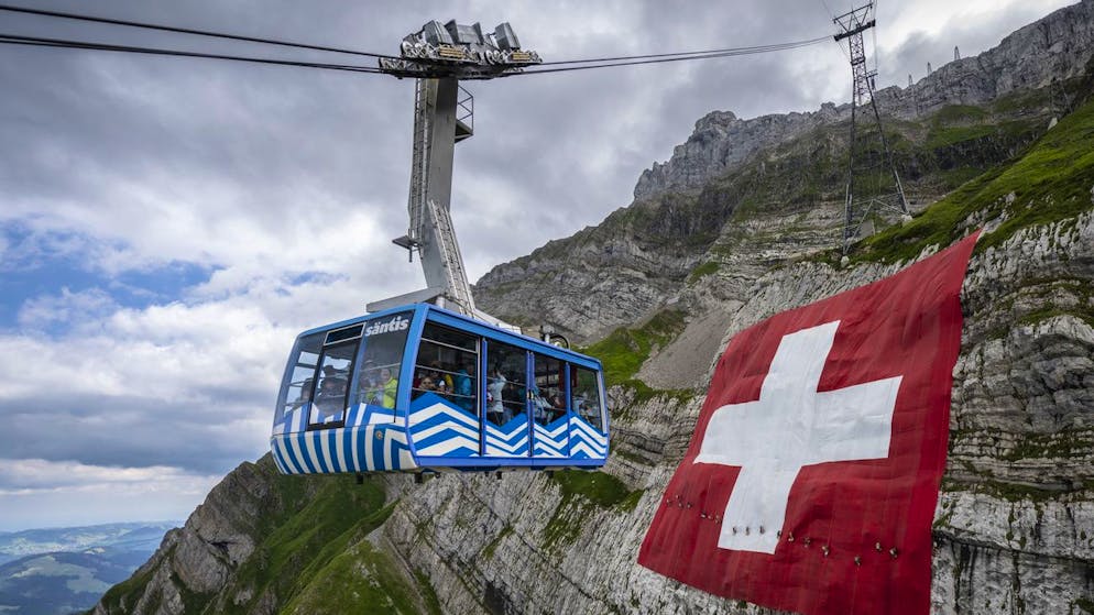 Jedes Mitglied des Bundesrats erhält eine Jahreskarte für sämtliche Schweizer Bergbahnen. Nicht mehr vom Seilbahnen-Verband offeriert, sondern vom Bund bezahlt. Das stösst auf Kritik. 