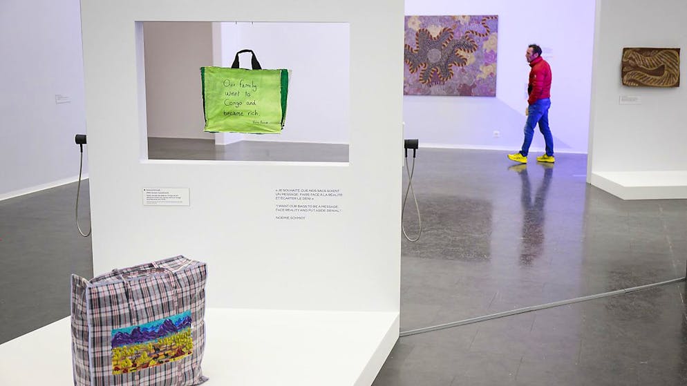 L'art aborigène depuis cinq ans au sommet à Lens (VS) - Gallery. La rencontre entre des oeuvres est au coeur de l'exposition "High Five!", à voir jusqu'au 14 avril à la Fondation Opale. Ici, un travail de l'artiste Gloria Pannka (premier plan) entre en dialogue avec celui de l'actrice Noémie Schmidt créé pour l'occasion.