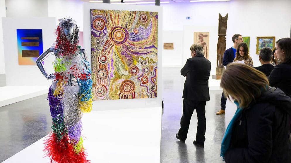 L'art aborigène depuis cinq ans au sommet à Lens (VS) - Gallery. La rencontre entre des oeuvres est au coeur de l'exposition "High Five!", à voir jusqu'au 14 avril à la Fondation Opale à Lens. Ici, le styliste Kévin Germanier a sélectionné une peinture de l’artiste Manyitjanu Lennon qu'il a mise en dialogue avec une de ses créations.