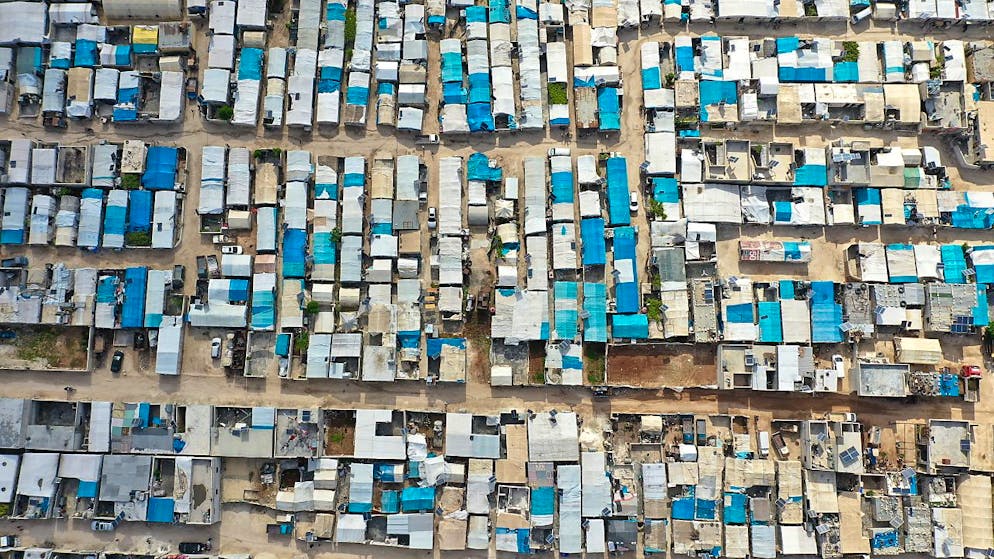Un campo di rifugiati interni in Siria, dove la guerra civile continua a chiedere un alto tributo di vite umane.