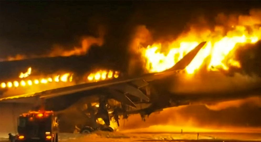 Ein Flugzeug von Japan Airlines ist bei der Landung mit einer Maschine der Küstenwache zusammengekracht und in Flammen geraten. 