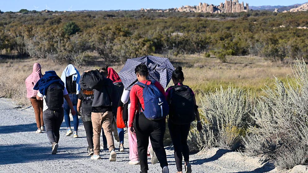 Migranti nei pressi della frontiera tra Messico e Stati Uniti