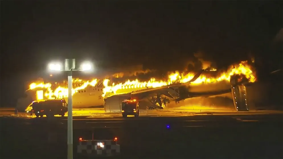I fatti che hanno segnato il 2024 nel mondo. Il 2 gennaio il Giappone, dopo il sisma del giorno prima, vive nuovamente attimi drammatici all'aeroporto di Tokyo, dove un velivolo della Japan Airlines investe in fase di atterraggio un aereo della guardia costiera che si apprestava a decollare per portare soccorso ai terremotati. I due vengono distrutti completamente dalle fiamme. Sul Bombardier a terra perdono la vita cinque dei sei membri dell'equipaggio, sull'Airbus A350 ci sono 379 persone, che riescono a salvarsi grazie alla loro disciplina e alla preparazione degli assistenti di volo.