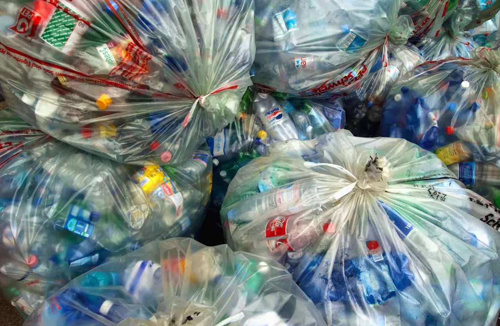 Nella foto simbolica d'archivio sacchi di plastica contenenti bottiglie PET per il riciclaggio.