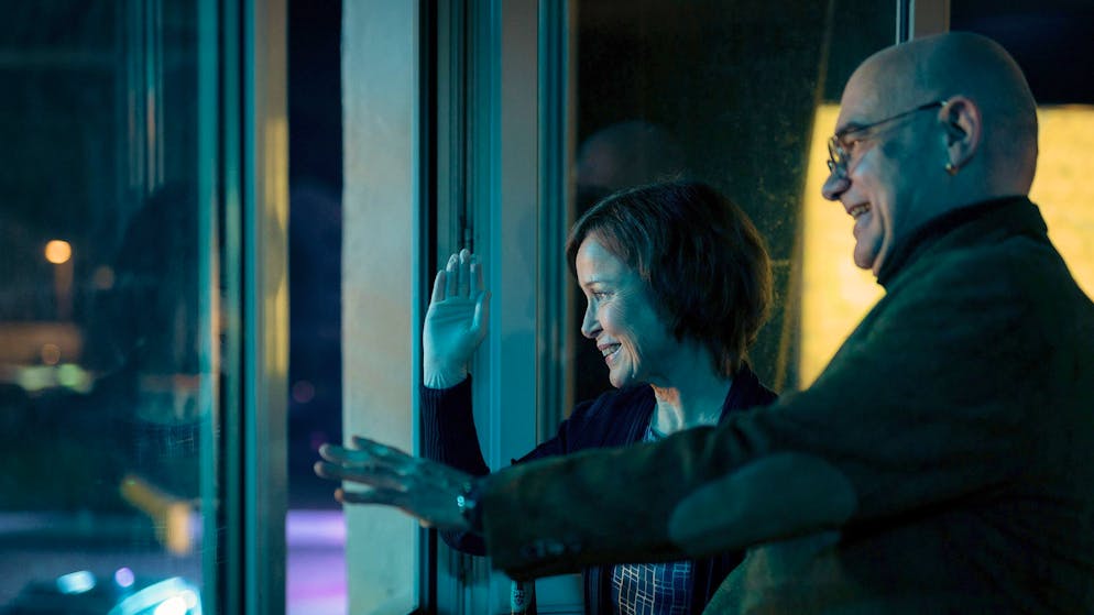 Das steckt hinter dem gefährlichen Trend Cybergrooming. Noch einmal winken – für die Kollegen und das Publikum: Edith Keller (Annalena Schmidt) und Peter Becker (Peter Espeloer) verabschieden sich vom Ludiwgshafener «Tatort».