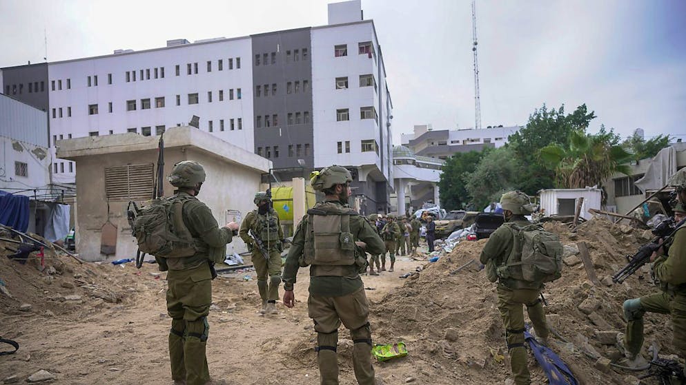 Soldati israeliani circondano la struttura.