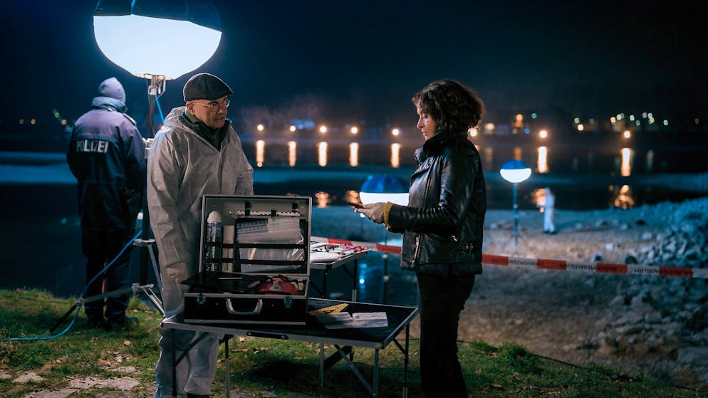 Das steckt hinter dem gefährlichen Trend Cybergrooming. Kriminaltechniker Peter Becker (Peter Espeloer) erklärt Ermittlerin Lena Odenthal (Ulrike Folkerts), was man über die Männerleiche am Rhein bis jetzt sagen kann.