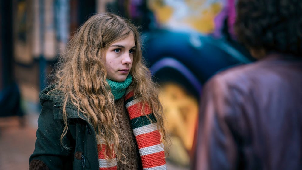 Das steckt hinter dem gefährlichen Trend Cybergrooming. Schülerin Marie (Leni Deschner, links) wird von Kommissarin Odenthal (Ulrike Folkerts) befragt. Es geht um ihre Freundin, die ebenfalls tot am Rhein gefunden wurde.