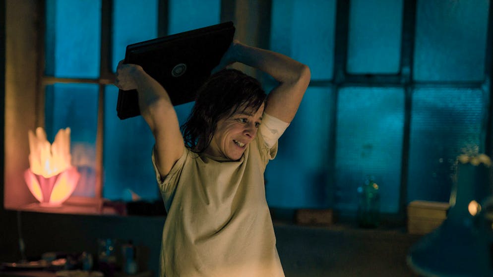 Das steckt hinter dem gefährlichen Trend Cybergrooming. Julia (Bernadette Heerwagen) rastet in ihrer Wohnung aus – und ein Laptop muss dran glauben.