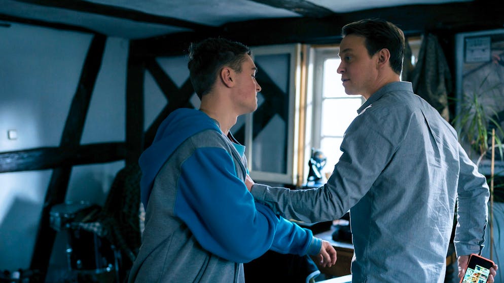 Das steckt hinter dem gefährlichen Trend Cybergrooming. Pit (Felix von Bredow, rechts) und sein Stiefsohn Bastian (Luis Vorbach) geraten in Streit.