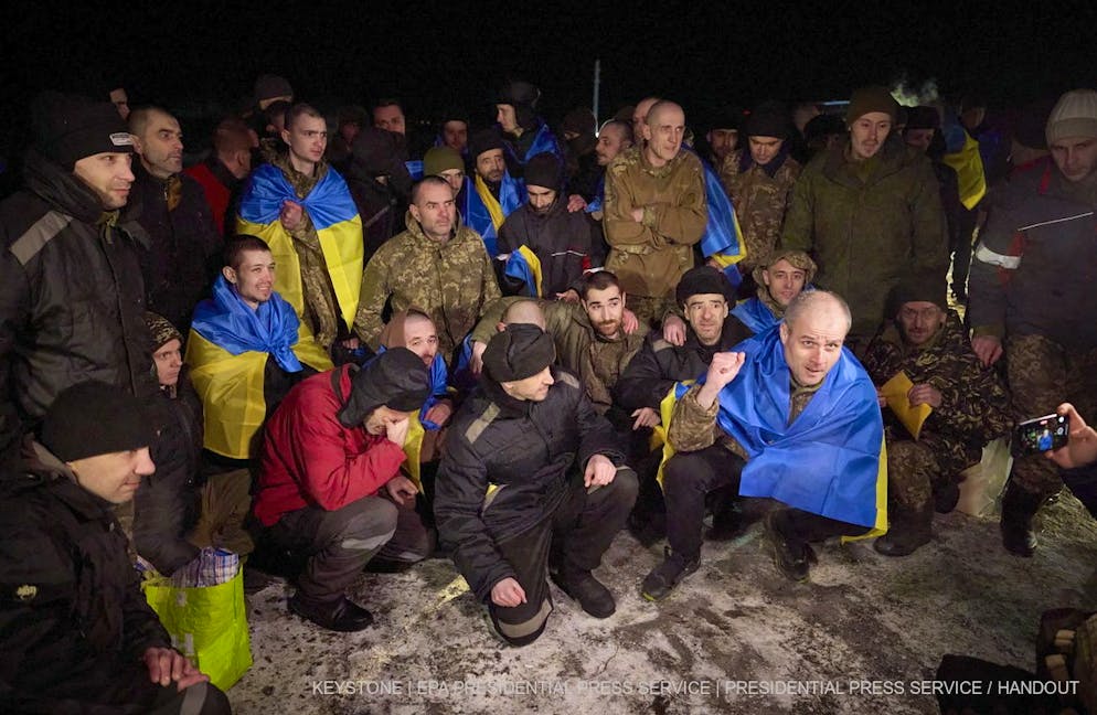 Une image diffusée par le service de presse présidentiel de l'Ukraine montre des prisonniers de guerre ukrainiens réagissant après leur libération de la captivité russe dans un lieu non identifié en Ukraine, le 3 janvier 2024.