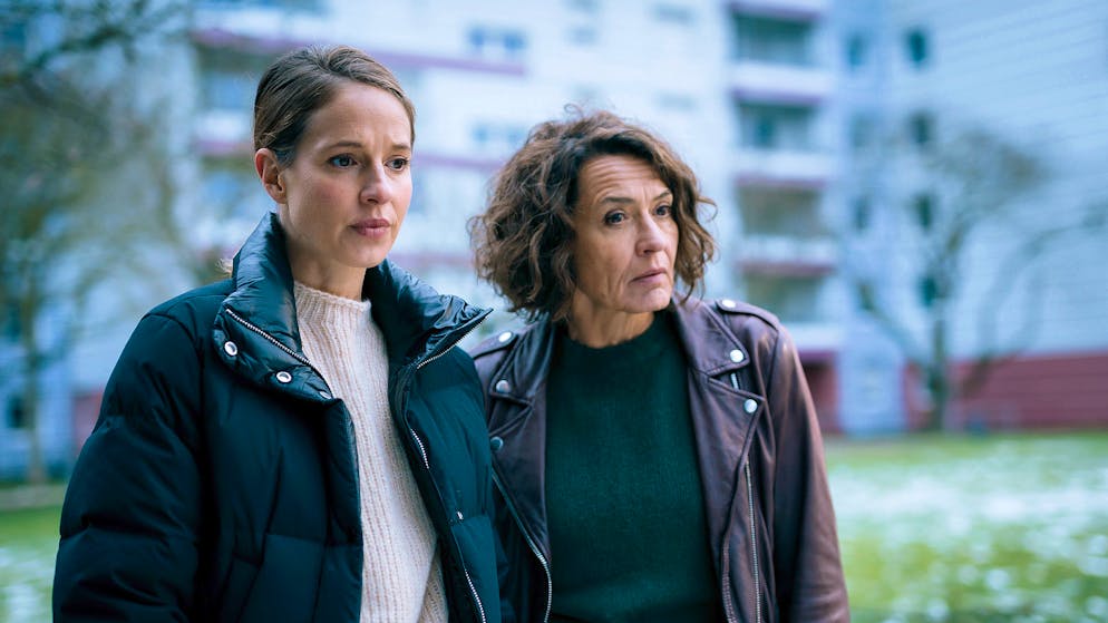 Das steckt hinter dem gefährlichen Trend Cybergrooming. Die Kommissarinnen Odenthal (Ulrike Folkerts) und Stern (Lisa Bitter) ermitteln – passend zur Jahreszeit – am winterlichen Rhein.